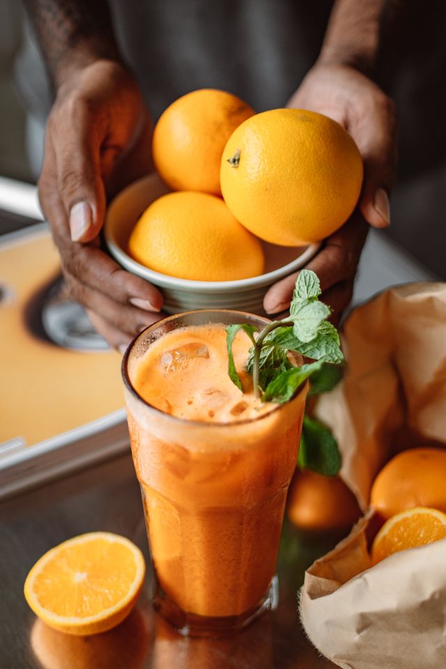 orange juice with oranges around it