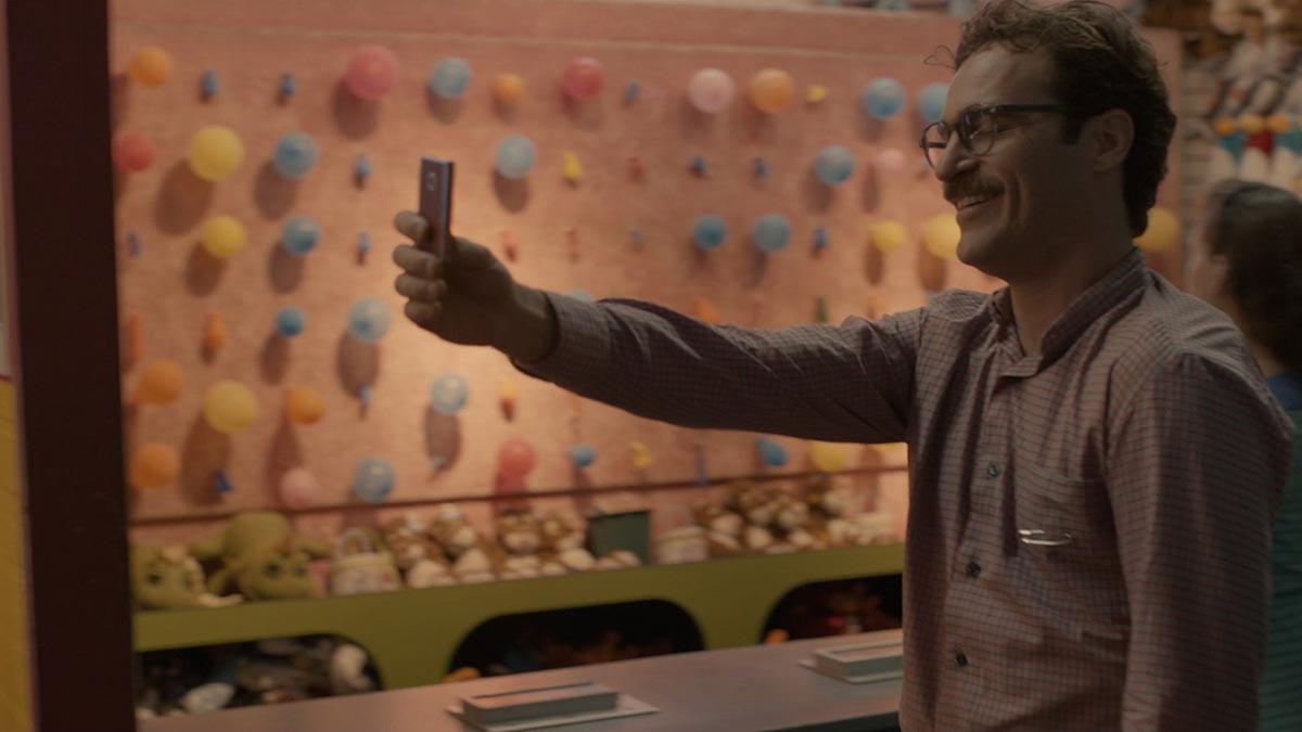 Her (2013) Spike Jonze man taking selfie soft color palette digital color grading Joaquin Phoenix